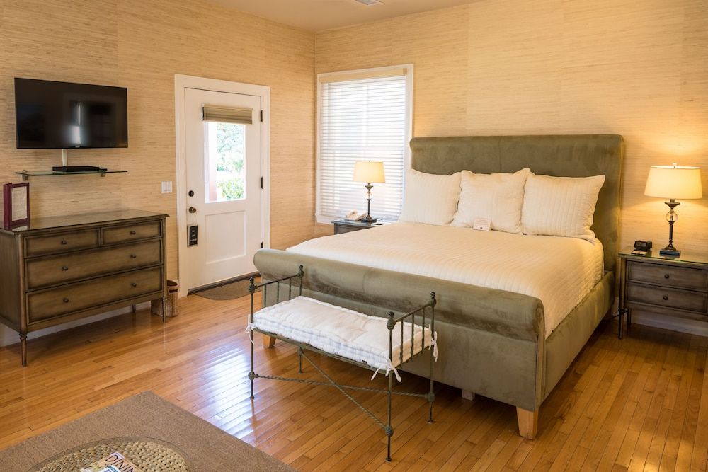 Deluxe Studio, 1 King Bed, Kitchen (116A)