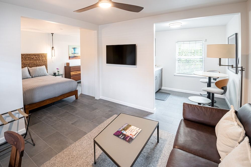 Studio, 1 Queen Bed (4)