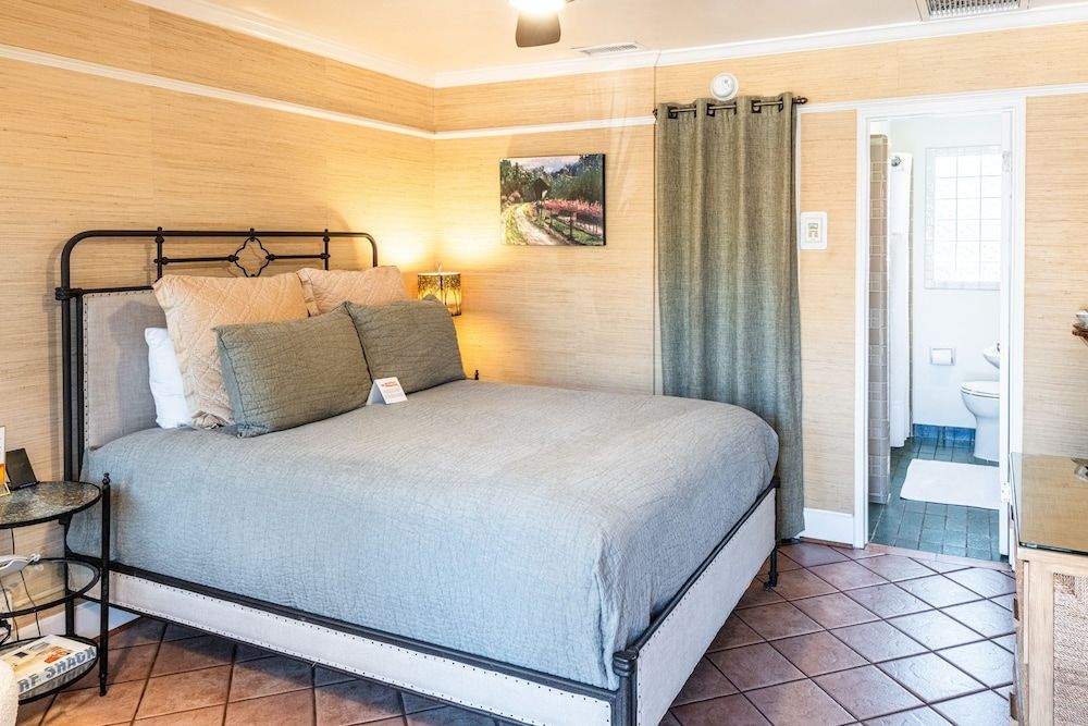 Harbor House Inn Standard Room, 1 Queen Bed (10) 3