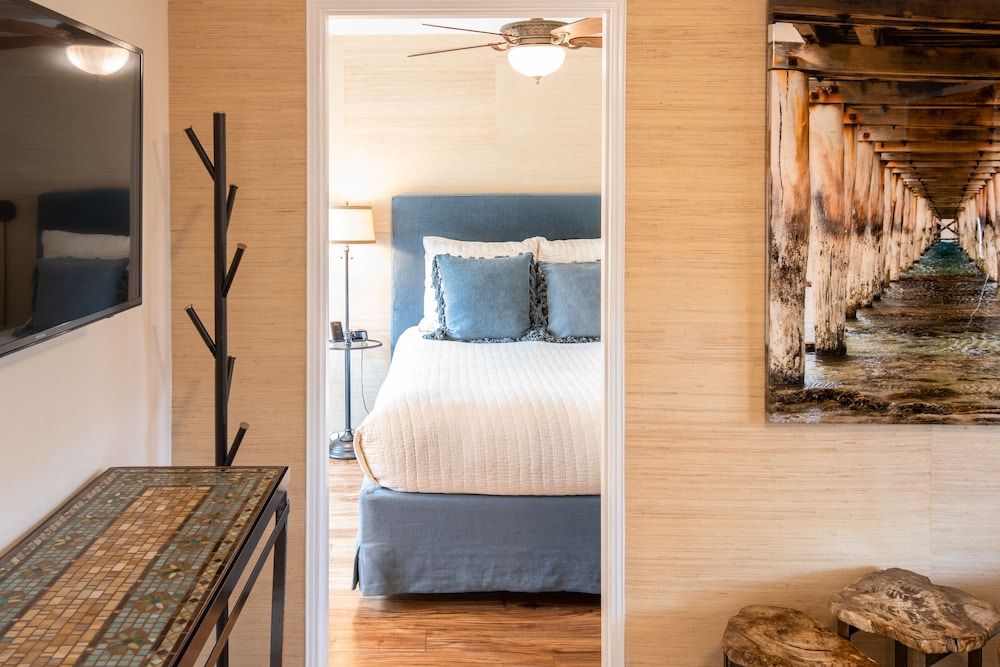 Deluxe Studio, 1 Queen Bed, Kitchen (7)