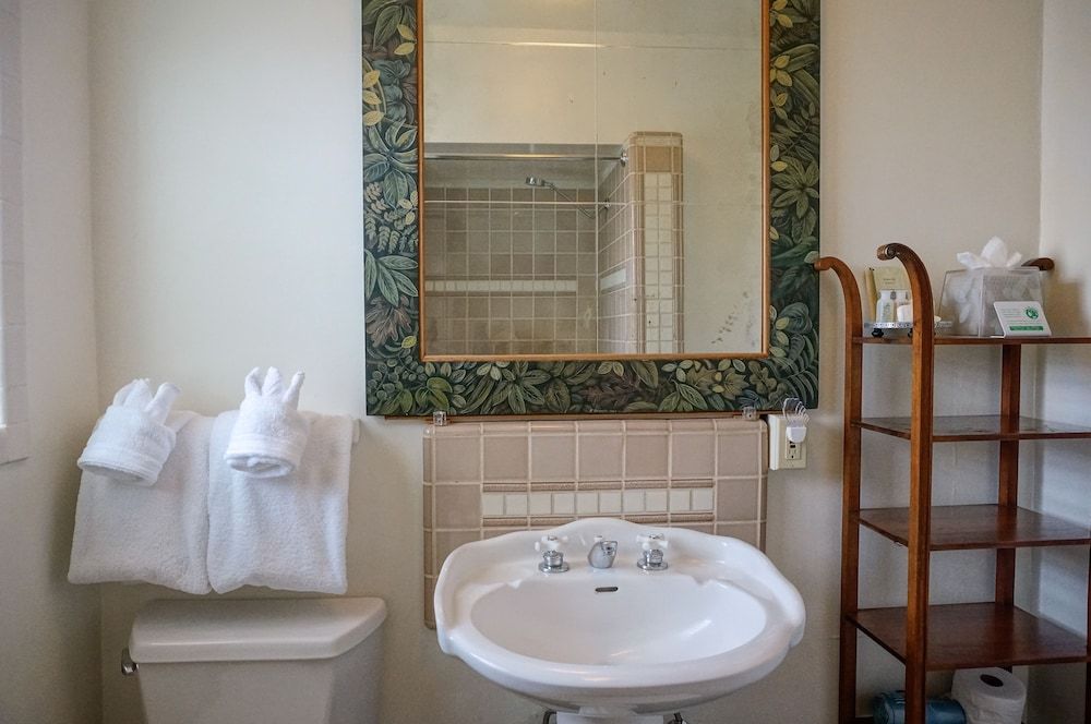 Harbor House Inn Standard Room, 1 Queen Bed (10) 5