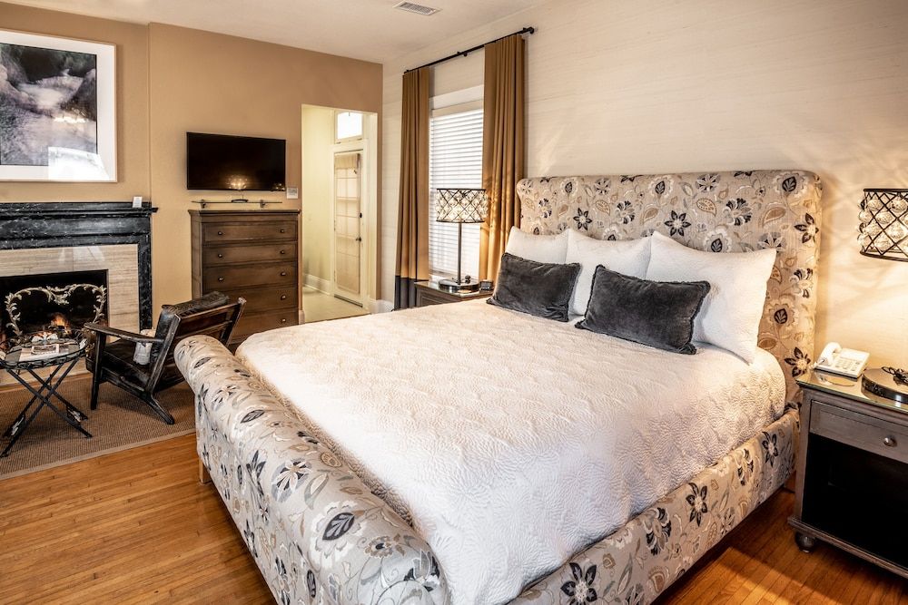 Deluxe King Studio with Fireplace & Kitchen (116C)