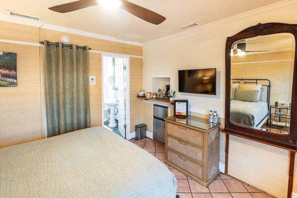Harbor House Inn Standard Room, 1 Queen Bed (10) 2