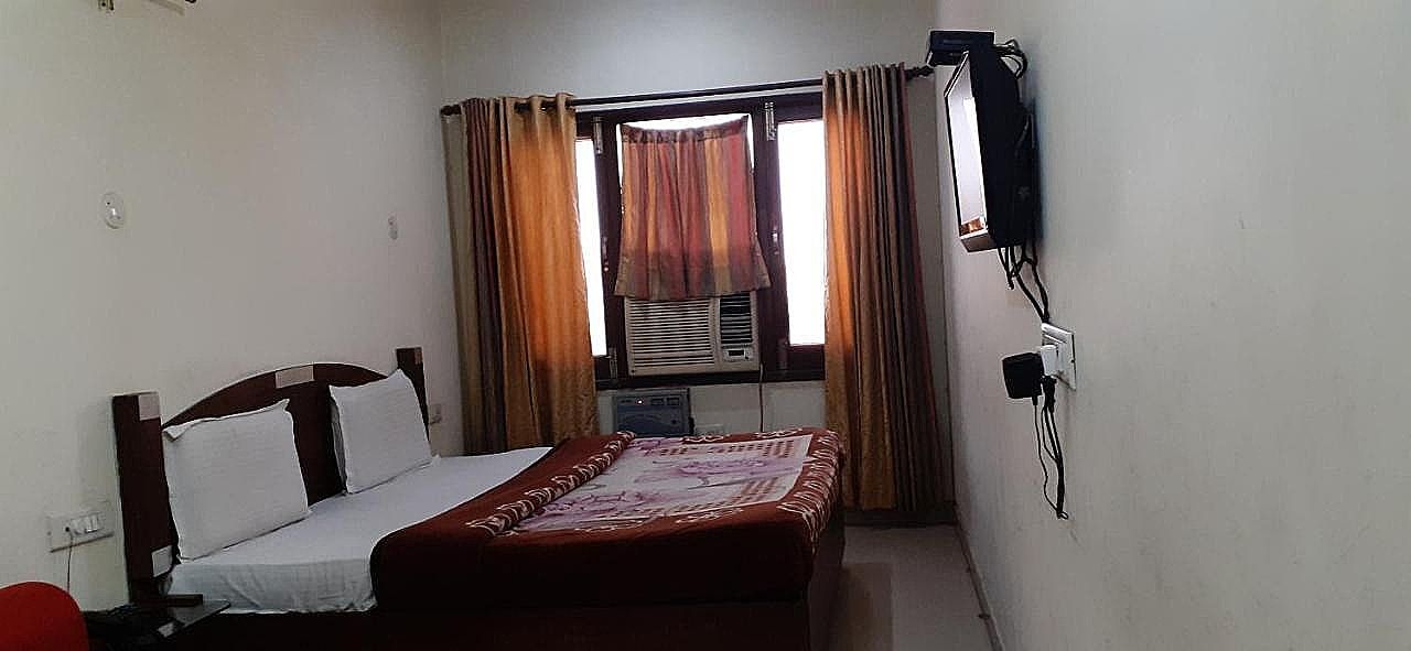 Hotel Holiday Comfort - 800 mts from Jallianwala Bagh Standard Room (Non AC) 2