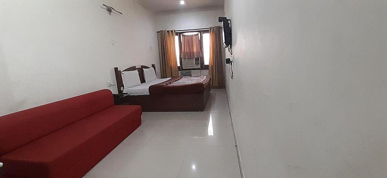 Hotel Holiday Comfort - 800 mts from Jallianwala Bagh Standard Room (Non AC) 4