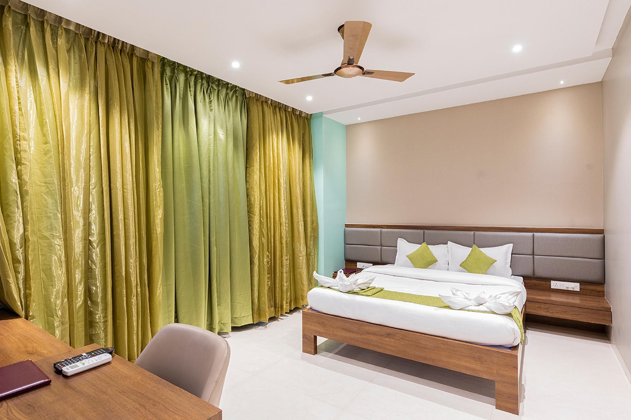 Suite Room With Bathtub