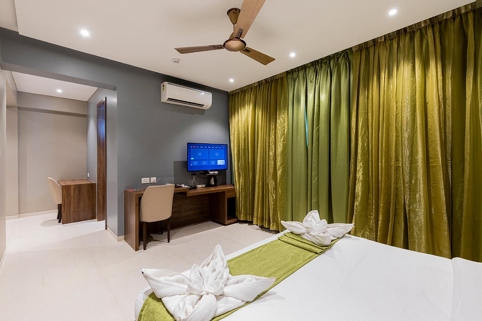 Suite Room With Bathtub