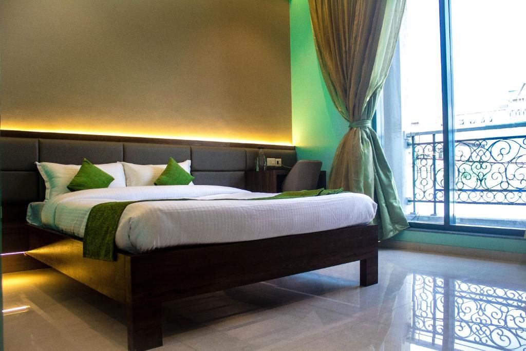 Hotel Seven Oaks Deluxe Double Room 4