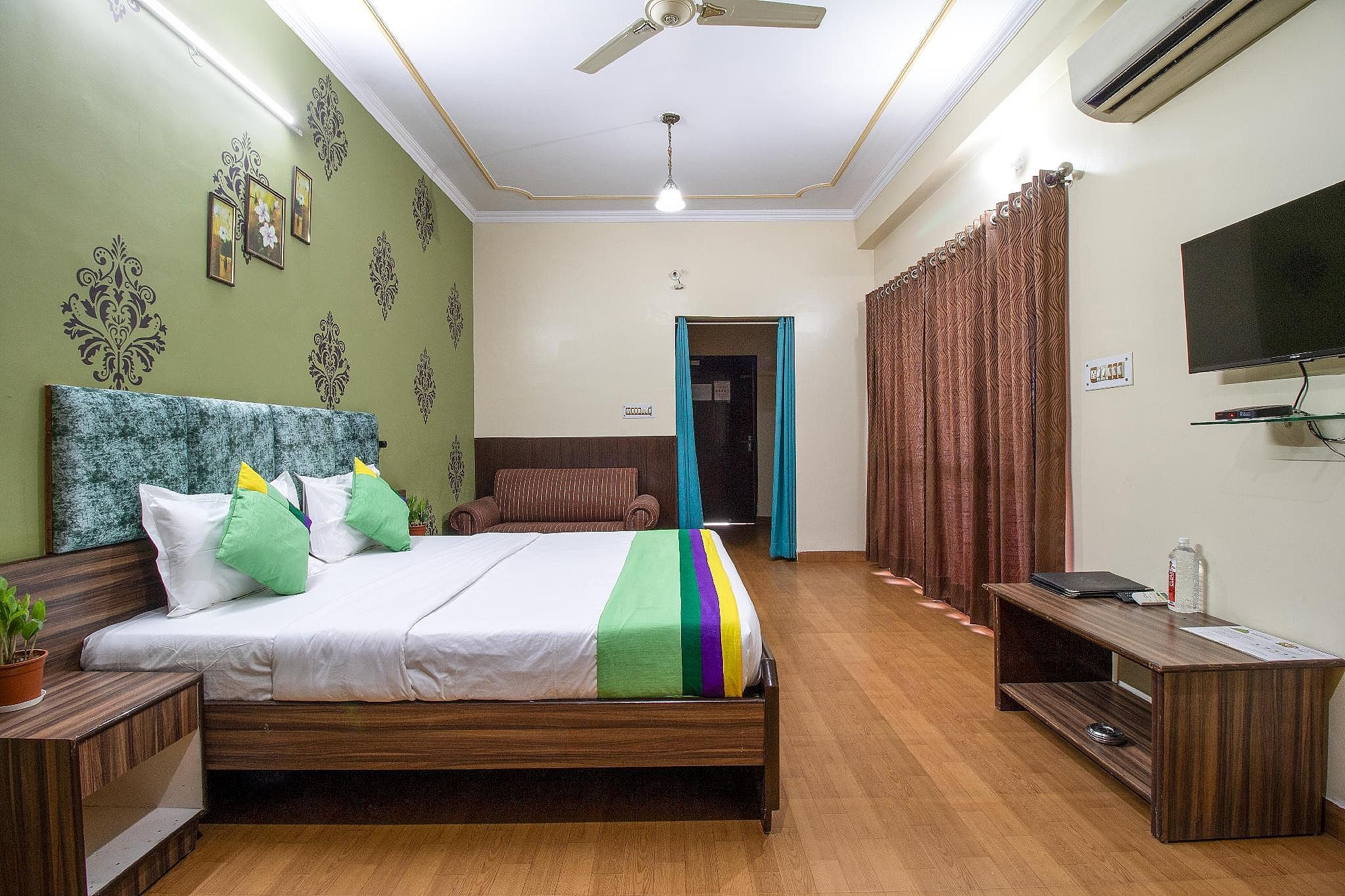Treebo New Rockwell Vivek Vihar Deluxe Double Room 4