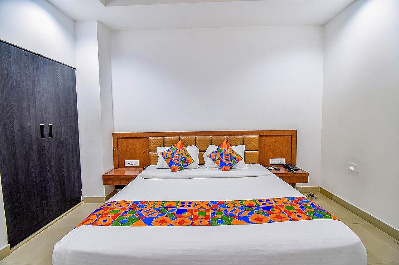 Hotel Orchid Deluxe Room 6