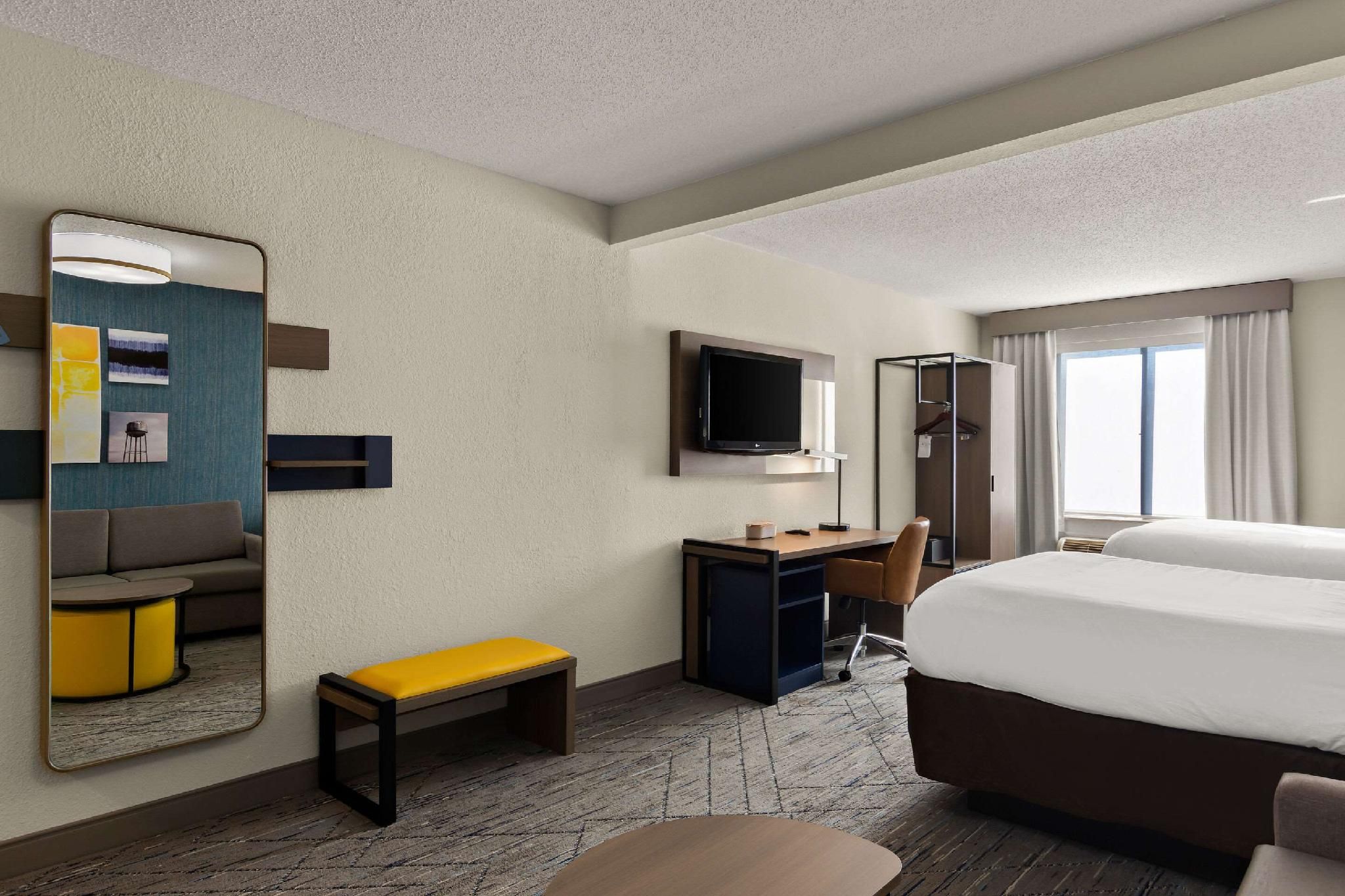 2 Queen Beds, Suite, Nonsmoking
