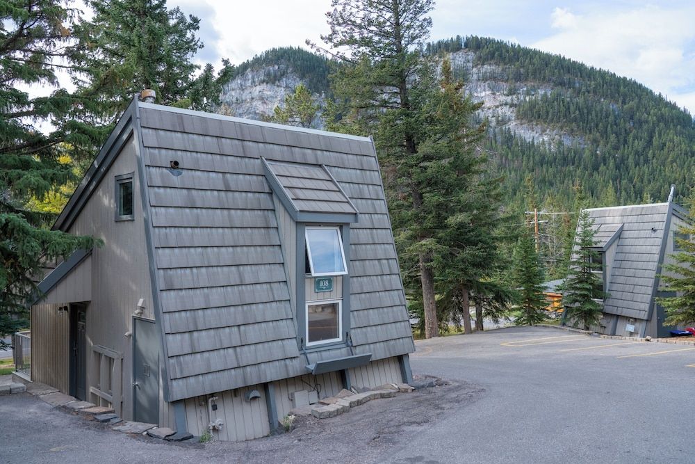 undefined Tunnel Mountain Resort 5