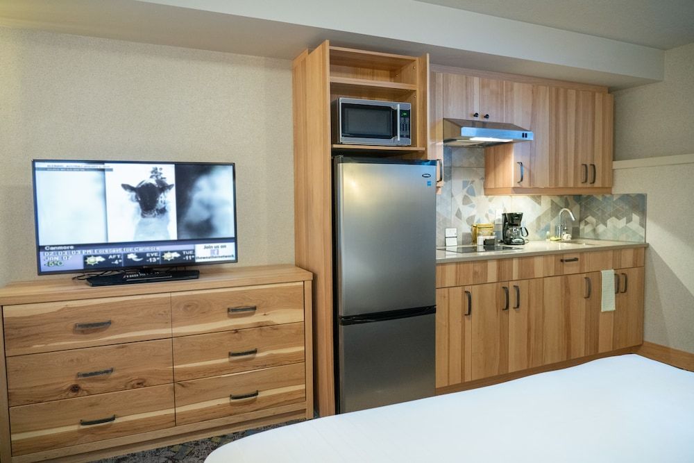 Tunnel Mountain Resort Standard Suite, 2 Queen Beds 10