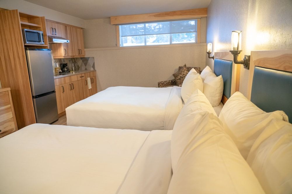 Tunnel Mountain Resort Standard Suite, 2 Queen Beds 4