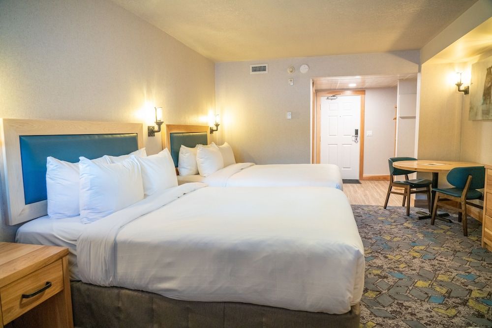 Tunnel Mountain Resort Standard Suite, 2 Queen Beds 3