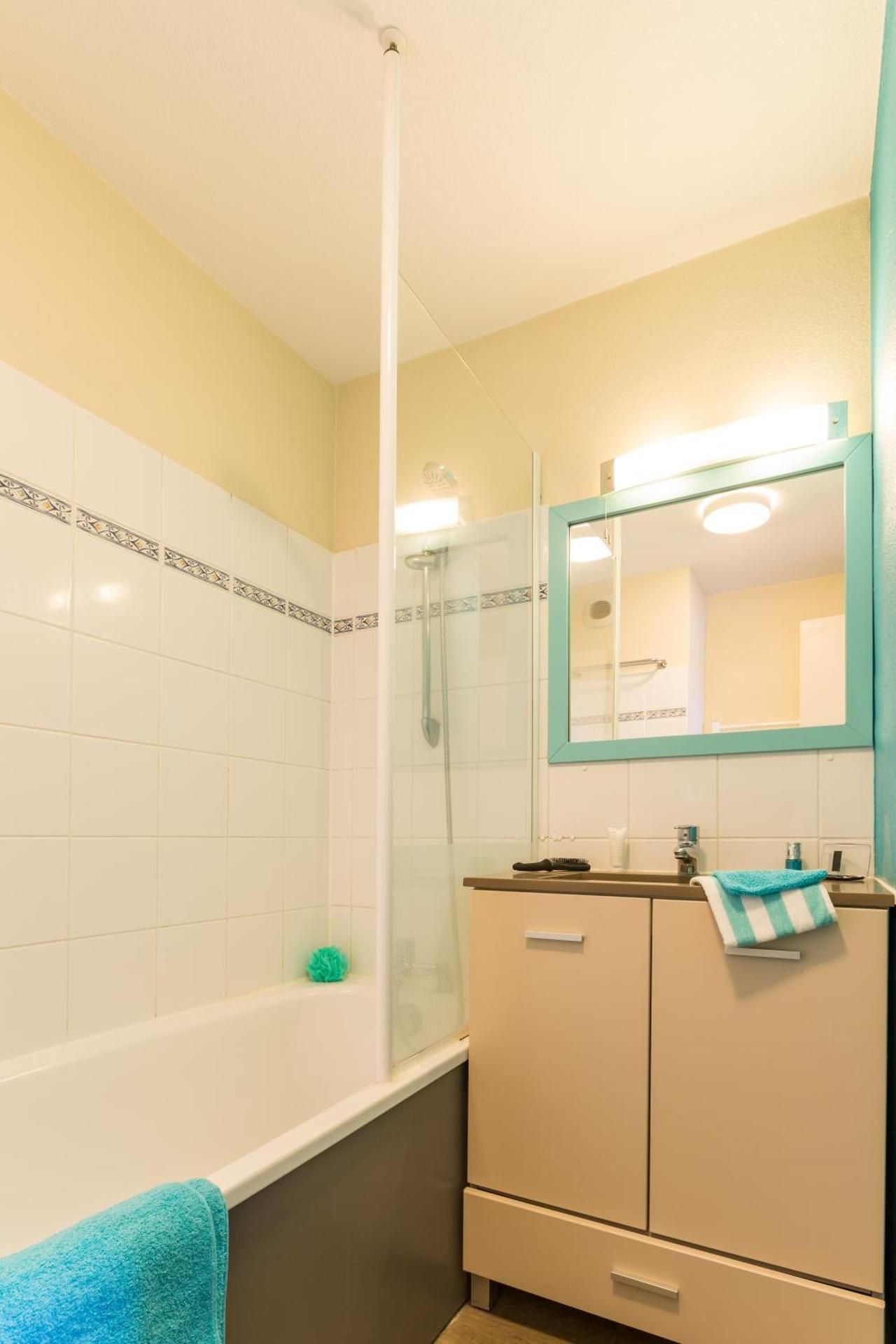One-Bedroom Duplex Apartment with Sleeping Alcove and Balcony (6 People) - Port View
