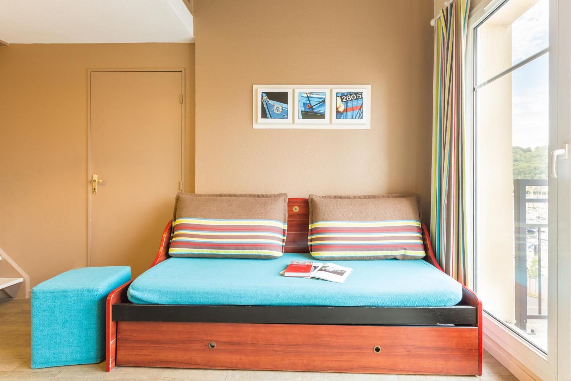 One-Bedroom Duplex Apartment with Sleeping Alcove and Balcony (6 People) - Port View