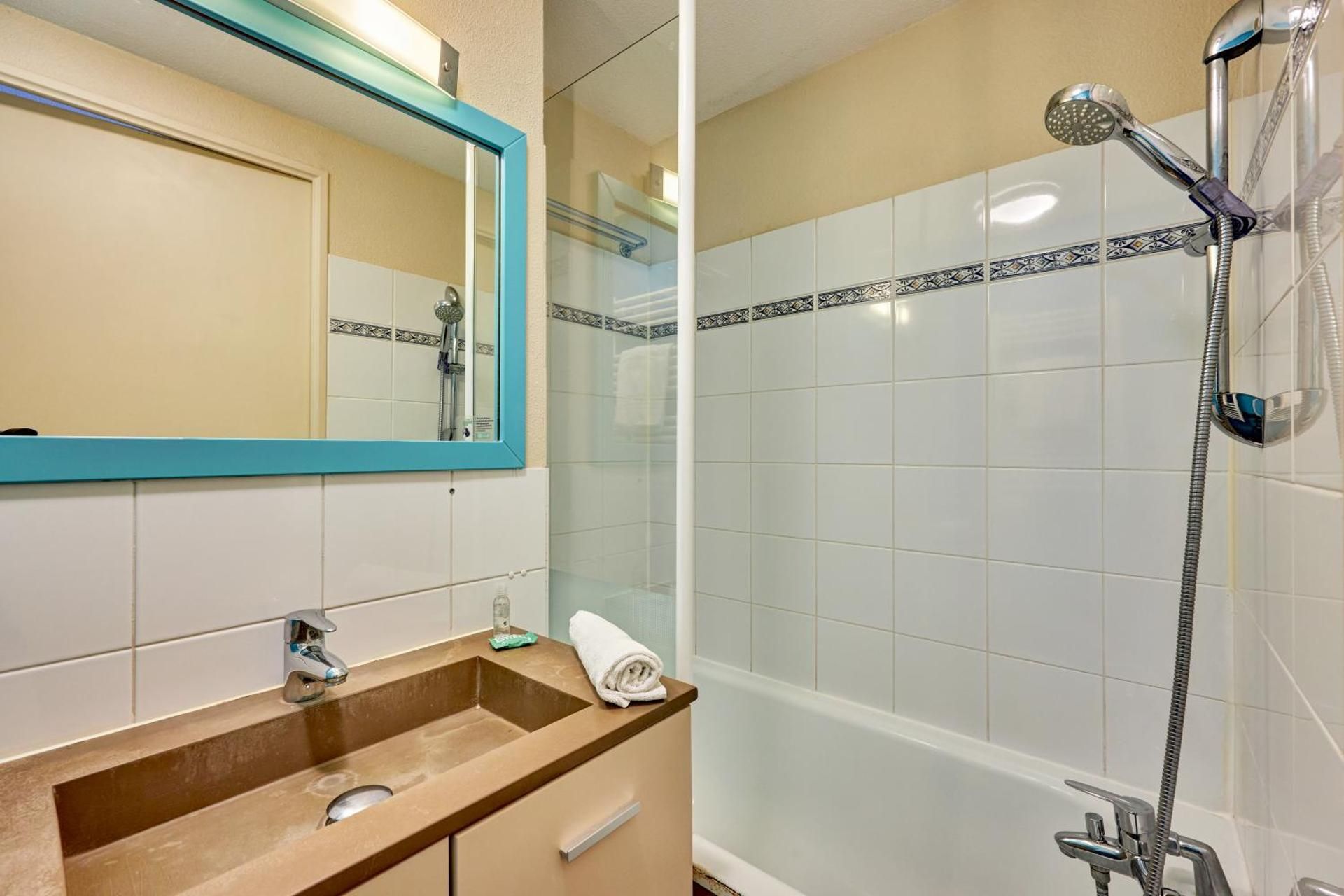 One-Bedroom Duplex Apartment with Sleeping Alcove and Balcony (6 People)