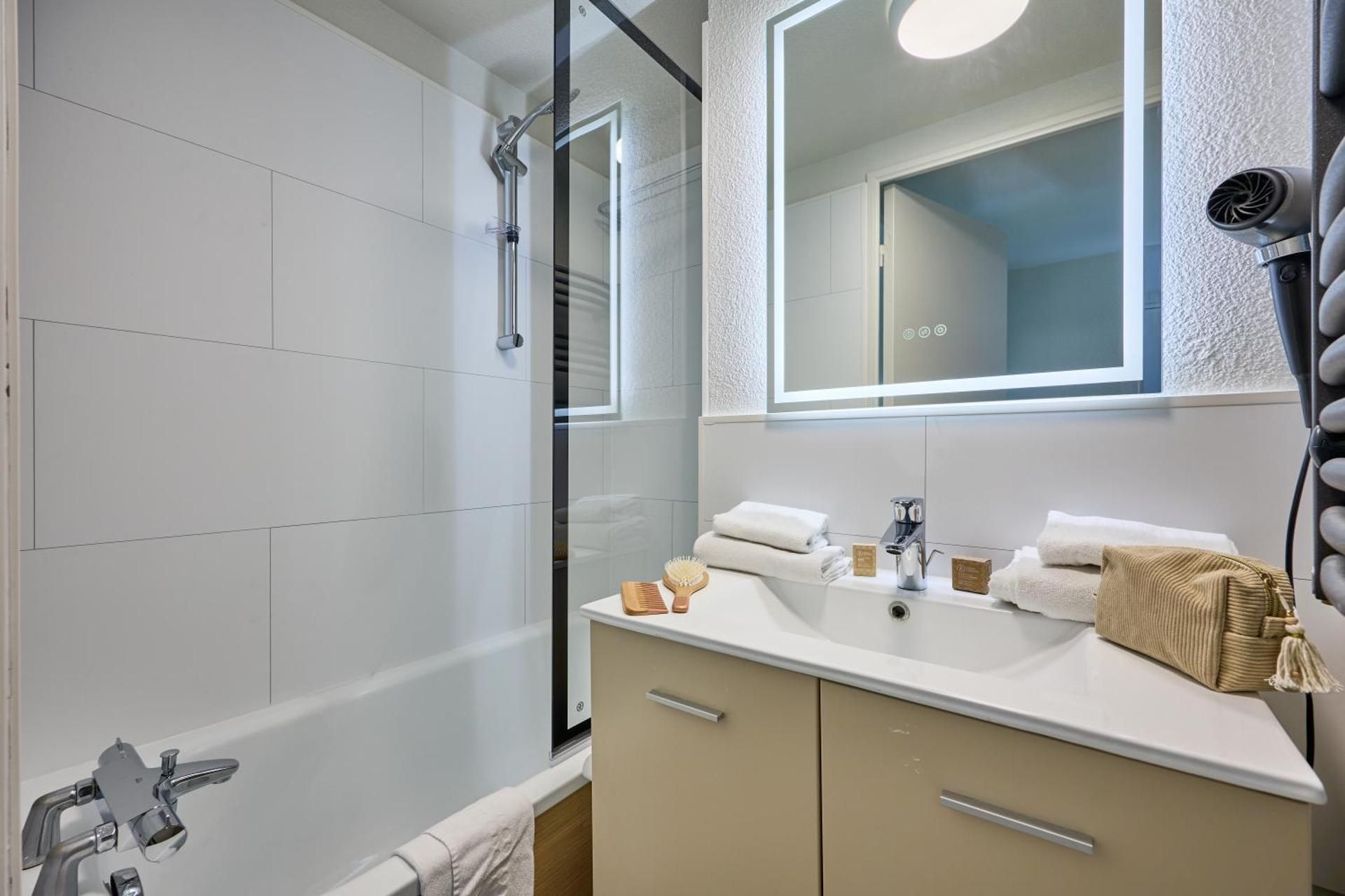 Superior One-Bedroom Duplex Apartment with Sleeping Alcove and Balcony (6 People)