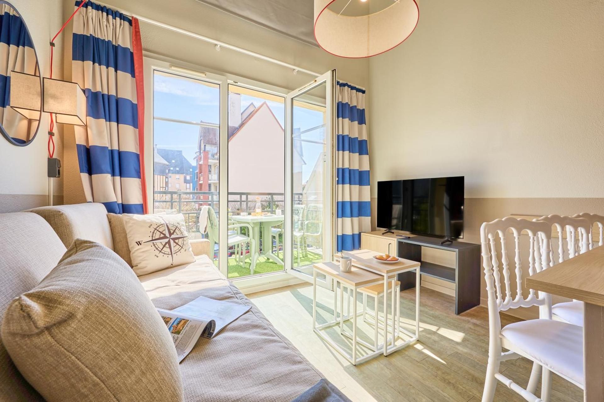 Superior One-Bedroom Duplex Apartment with Sleeping Alcove and Balcony (6 People)