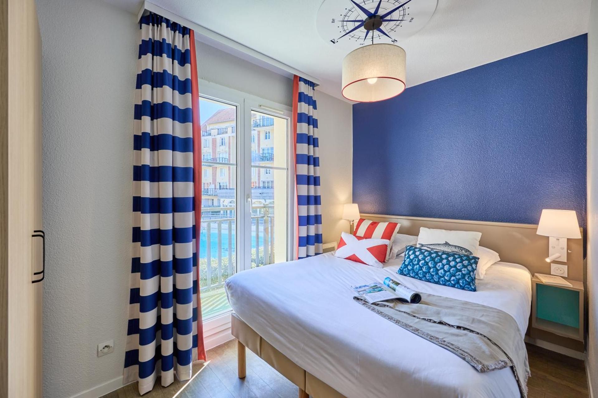 Superior One-Bedroom Duplex House with Sleeping Alcove, Fireplace and Terrace (6 People)