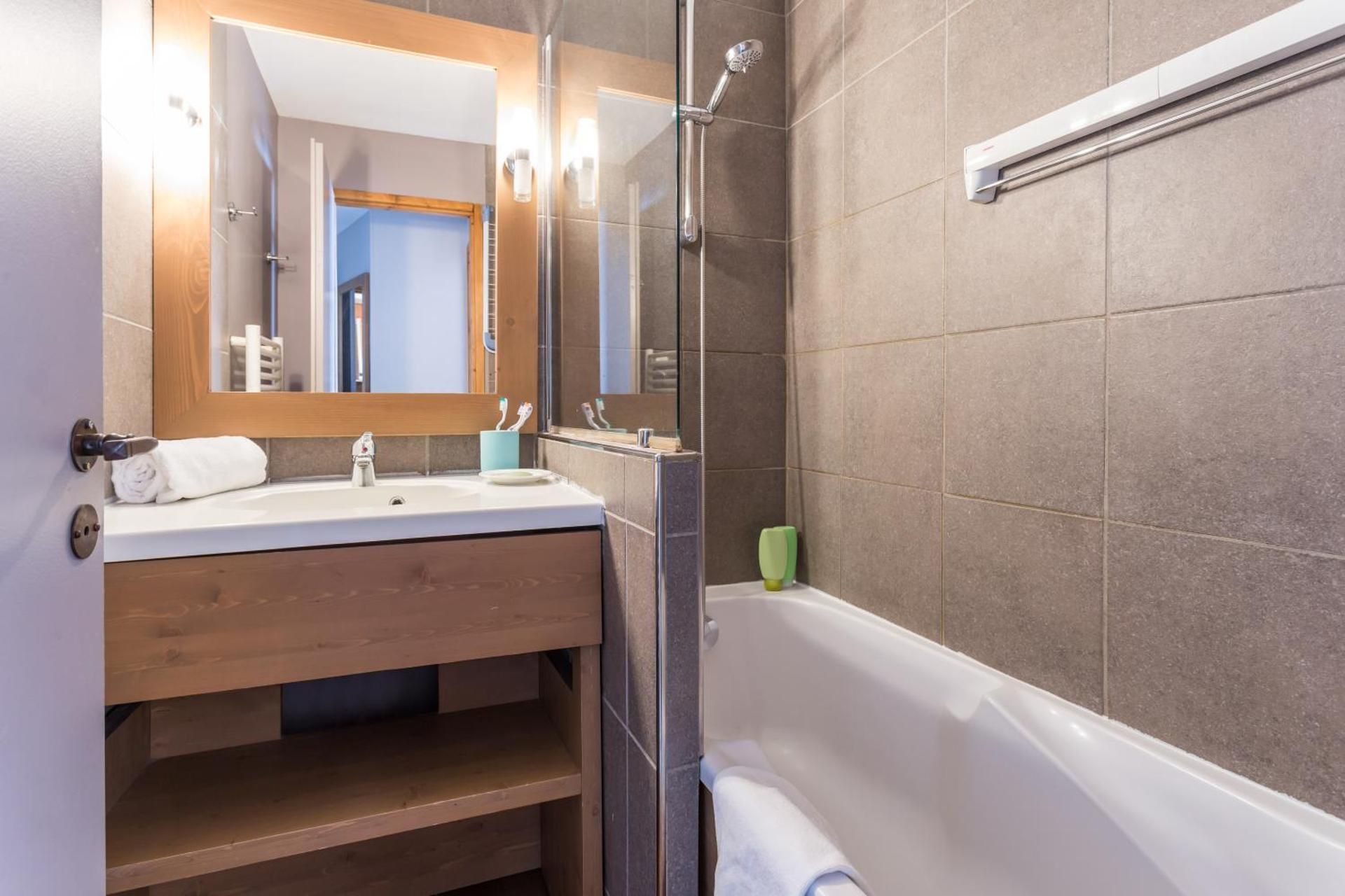 One-Bedroom Apartment (4 People) - South Side