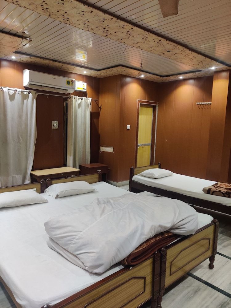 Hotel Krishan Kanhiya Deluxe Triple Room 2