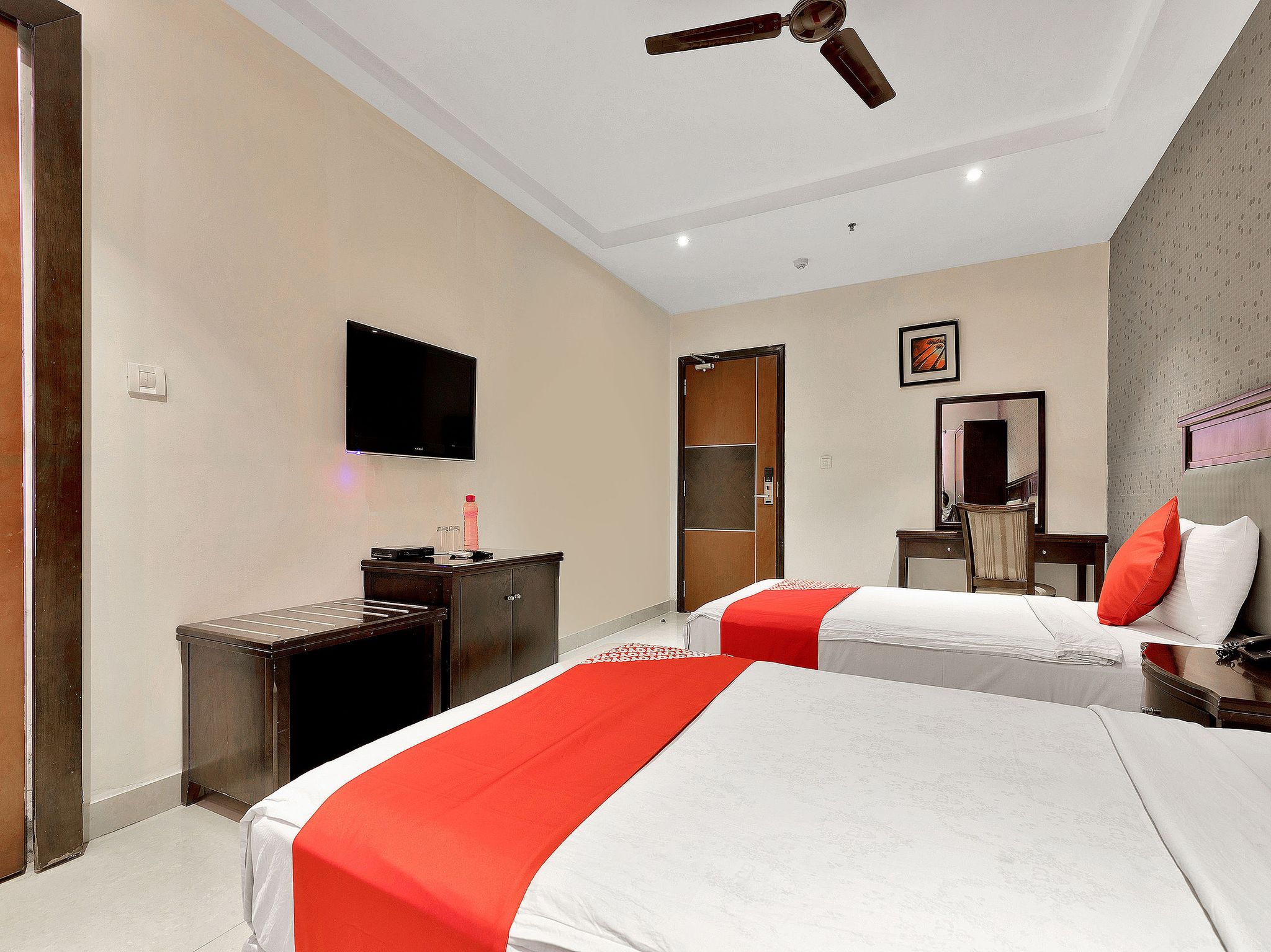 Super Capital O Rudra Grand Near Kondapur x Road Deluxe Room 7