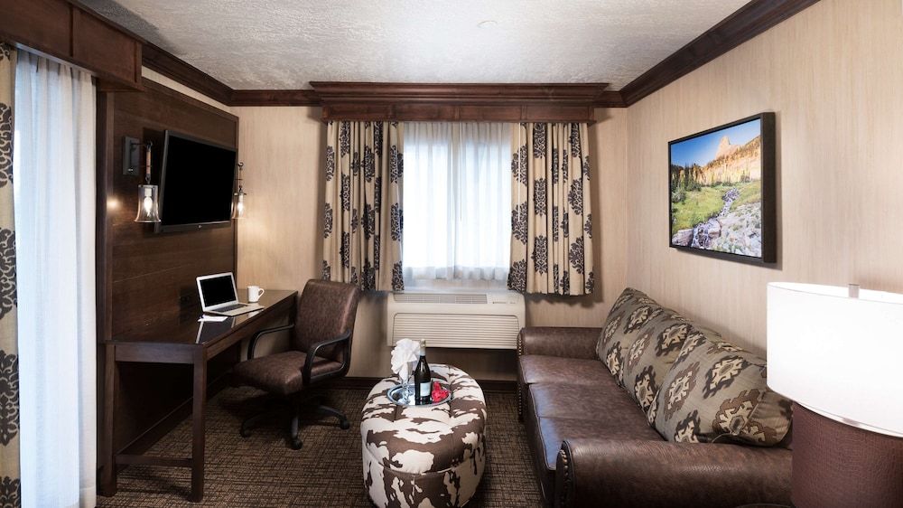 Best Western Plus Flathead Lake Inn And Suites Presidential Suite, 1 King Bed, Non Smoking, Fireplace 3