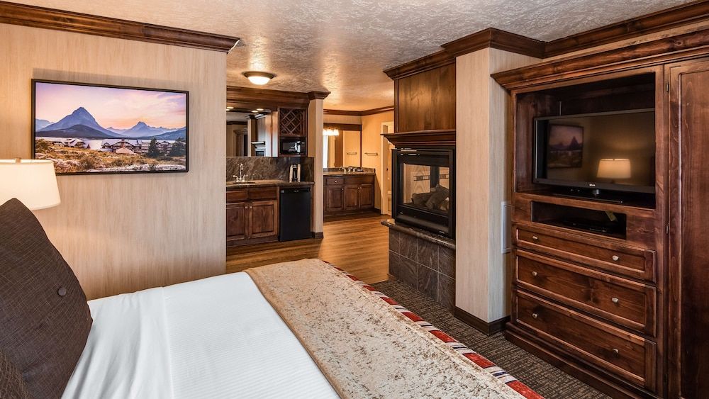 Best Western Plus Flathead Lake Inn And Suites Presidential Suite, 1 King Bed, Non Smoking, Fireplace 2