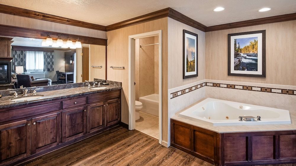Best Western Plus Flathead Lake Inn And Suites Presidential Suite, 1 King Bed, Non Smoking, Fireplace 6