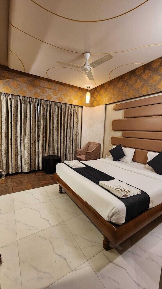 Family Room (Vande Bharat Special Day-use 11:00 AM - 5:00 PM)