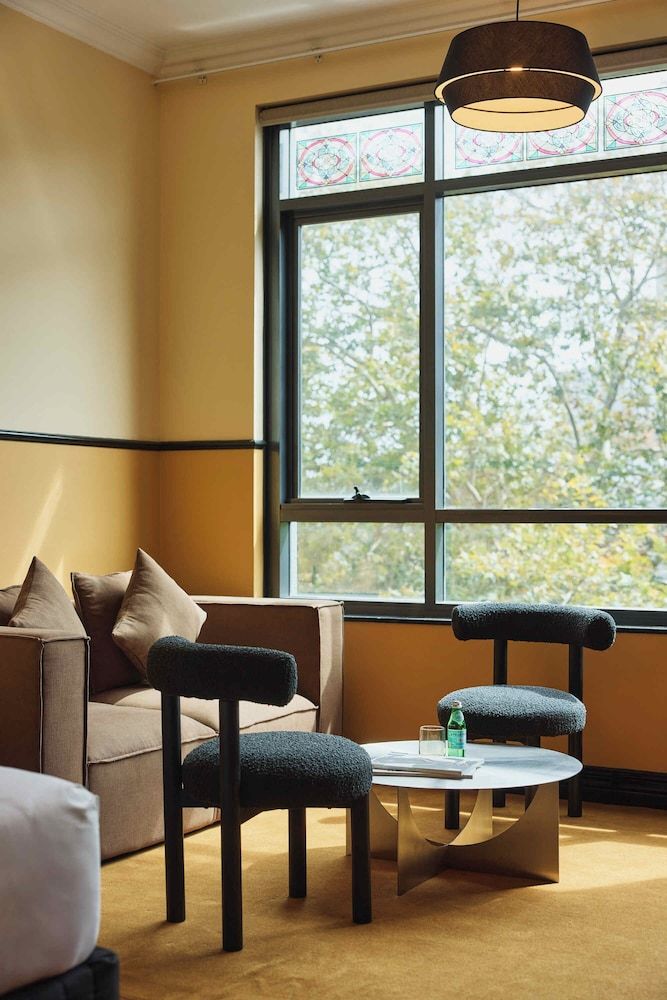 Hotel Diplomat Executive King Suite 5