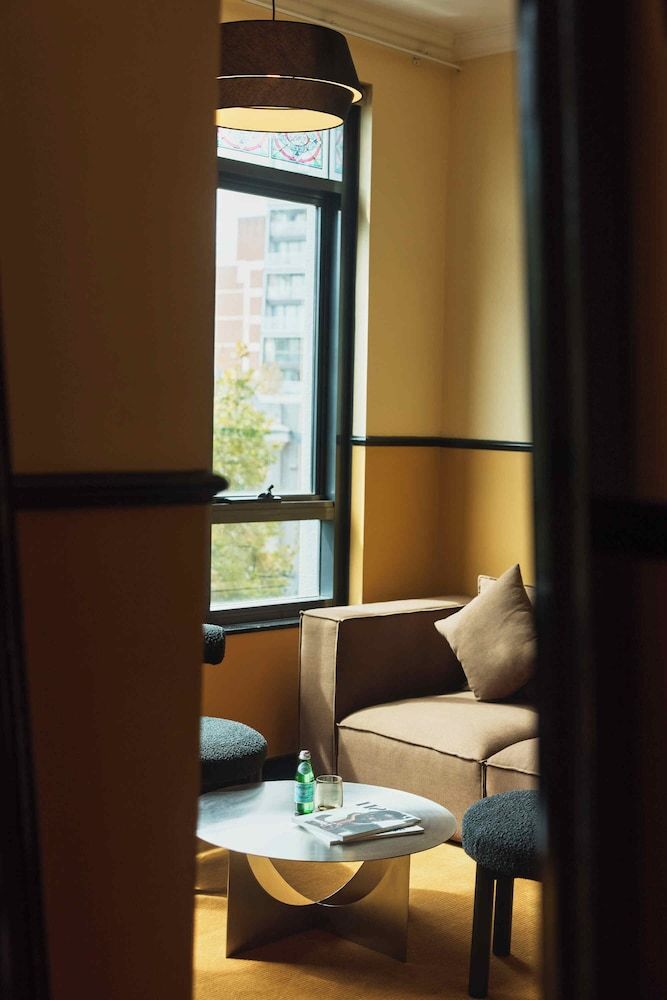 Hotel Diplomat Executive King Suite 8