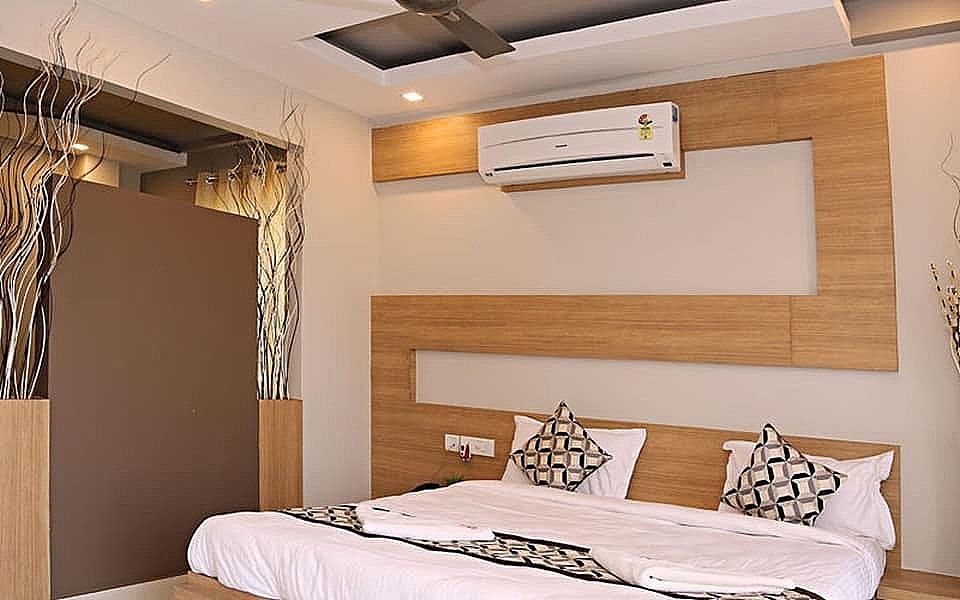 Century Park Deluxe Room 4