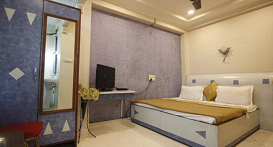 Hotel Tushar Deluxe NON AC (Below 21 Years Not Allowed) 2
