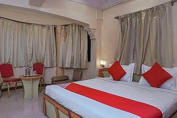 Hotel Tushar Deluxe NON AC (Below 21 Years Not Allowed) 4