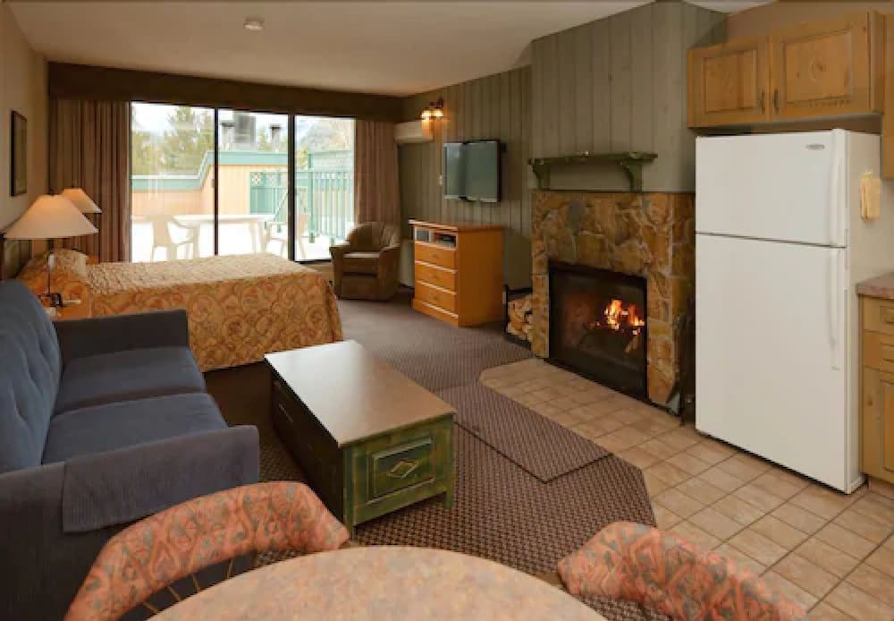 Douglas Fir Resort and Chalets Studio, 1 Queen Bed with Sofa bed, Kitchen 4