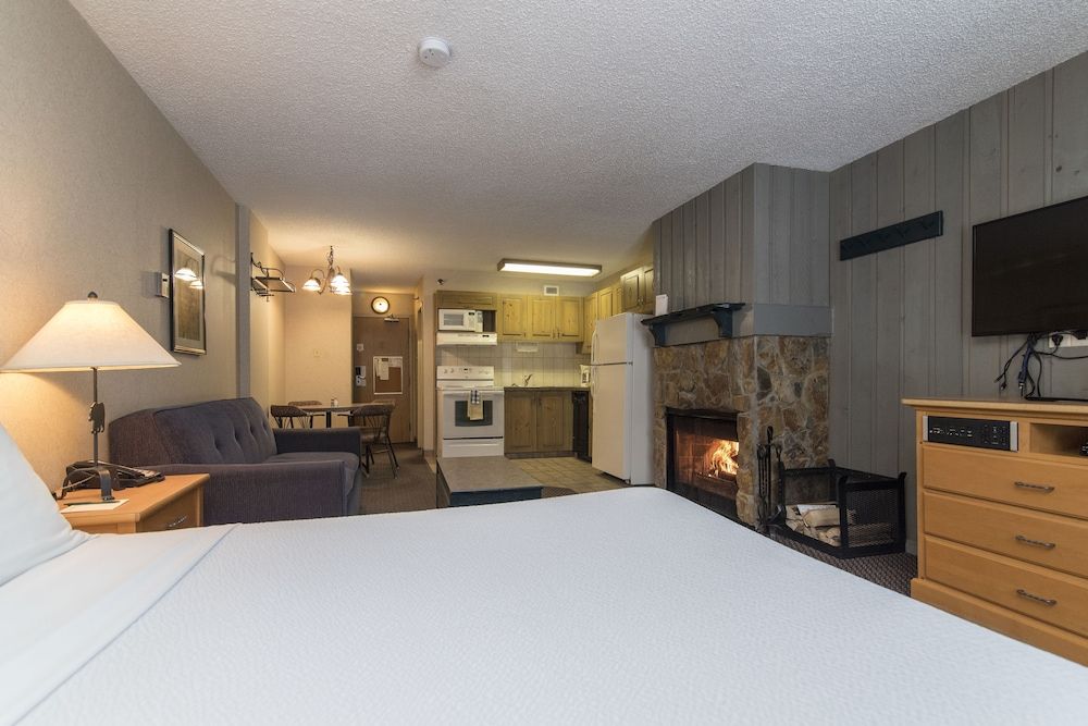 Douglas Fir Resort and Chalets Studio, 1 Queen Bed with Sofa bed, Kitchen 3