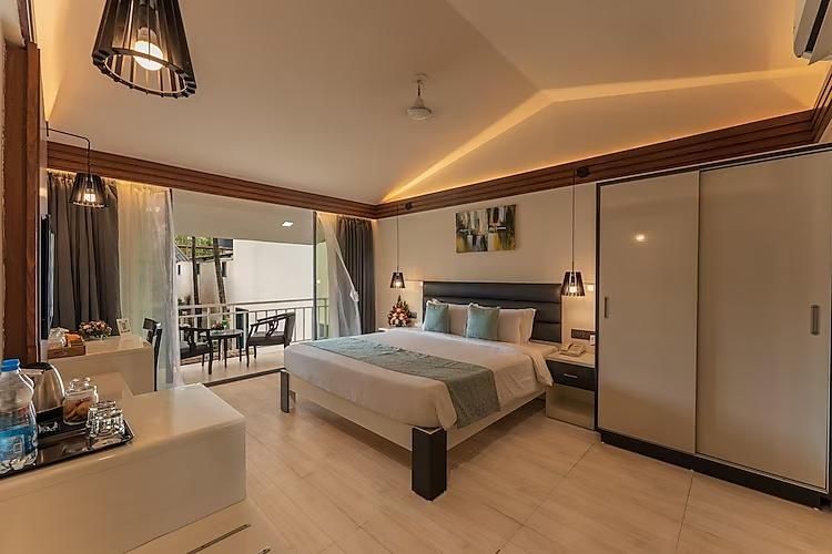 Foxoso LA Beach Resort Premium Room with Balcony 2