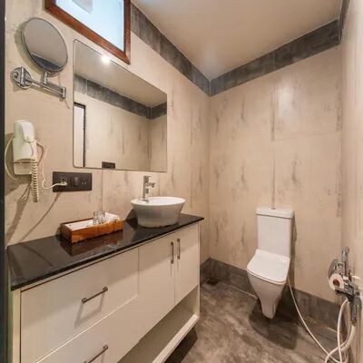 Foxoso LA Beach Resort Premium Room with Balcony 4