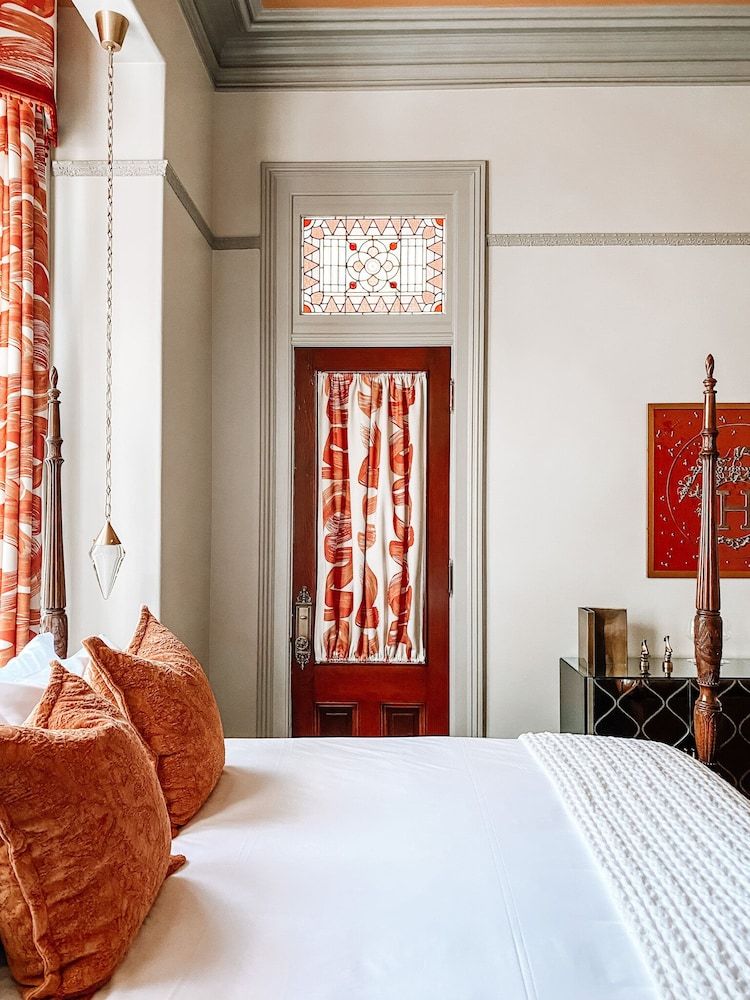 The McClelland House 1 King Bed, Ensuite, (Library Suite)