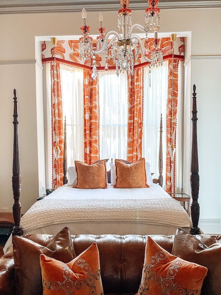 The McClelland House 1 King Bed, Ensuite, (Library Suite) 7