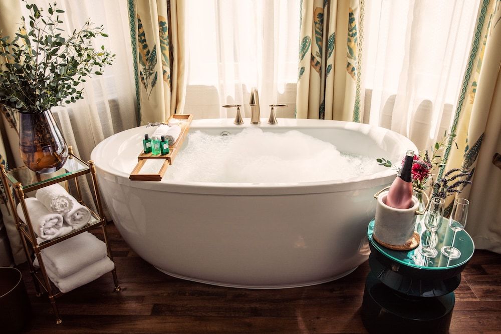 The McClelland House 1 King Bed, Ensuite, (Bond Suite) 7