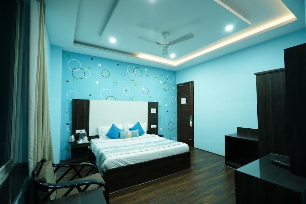 Sterling Banquet And Hotel Deluxe Room