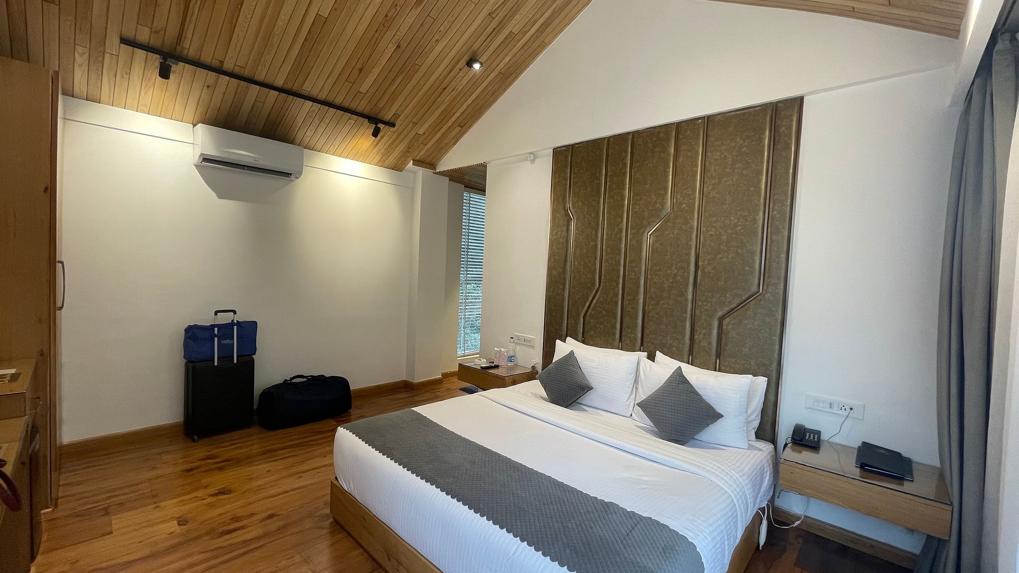 Moksha Riverside Resort & Spa Kasol Royal Room River Facing Balcony 4