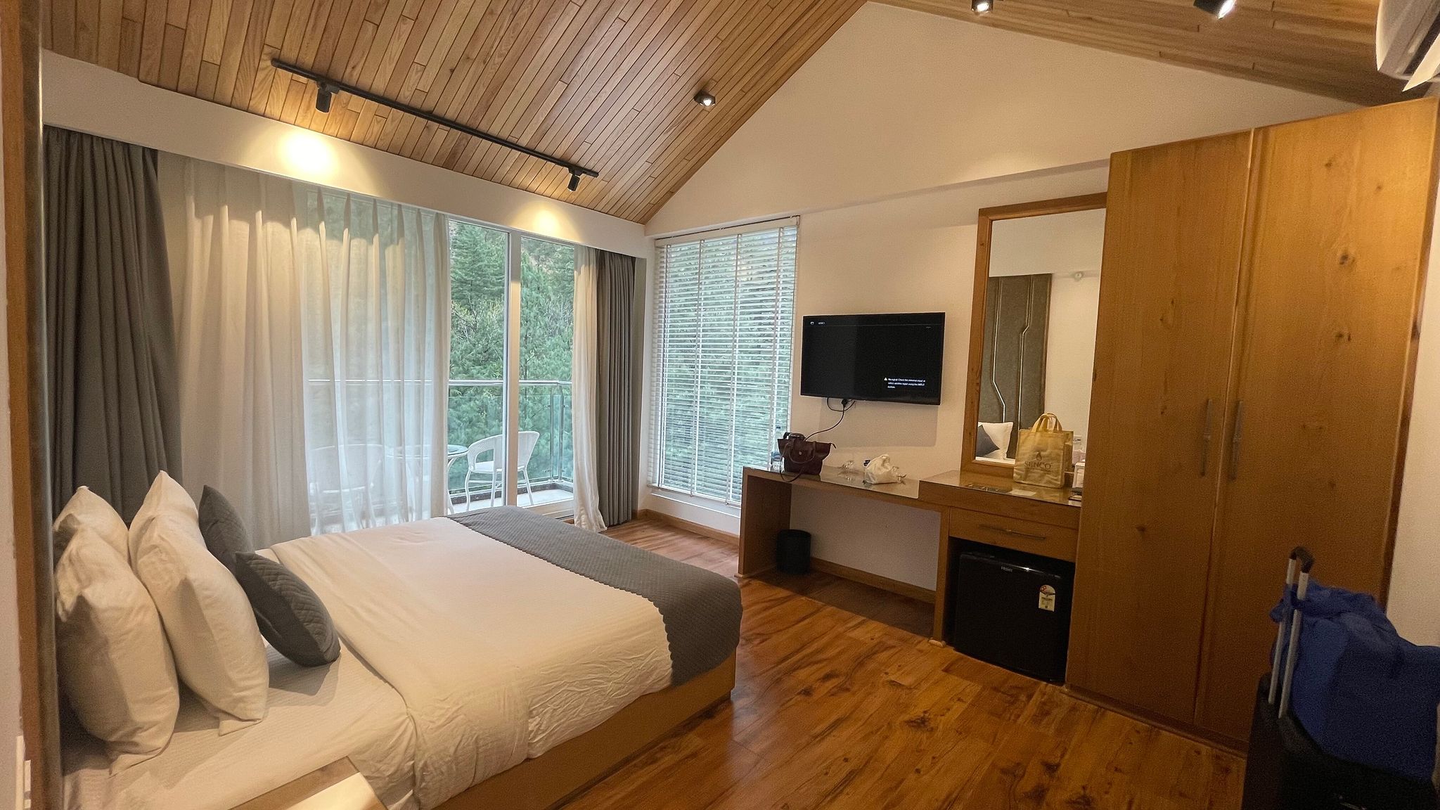 Moksha Riverside Resort & Spa Kasol Royal Room River Facing Balcony 2