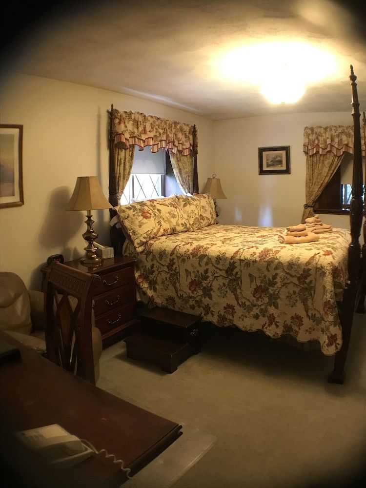 7 Gables Inn & Suites