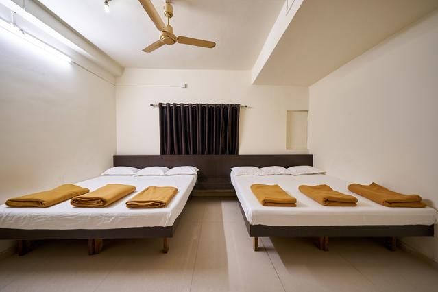 Hotel Ranjan Deluxe Deluxe Room Non AC 2