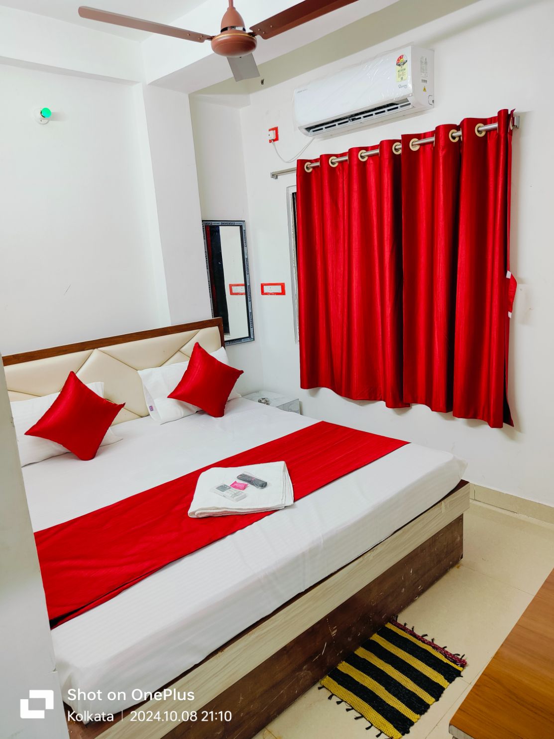 Om Shanti Guest House - Near Ruby General Hospital & Science City Deluxe Room